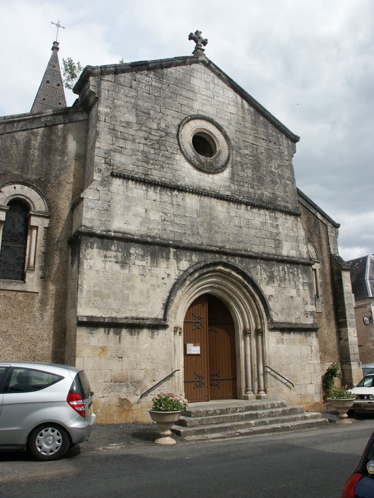 Façade occidentale de l'église du XIXe, portail roman. - Cubjac