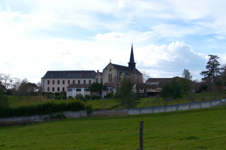 Vue générale de la trappe de Bonne Espérance,abbaye cistercienne, début 2013. - Échourgnac