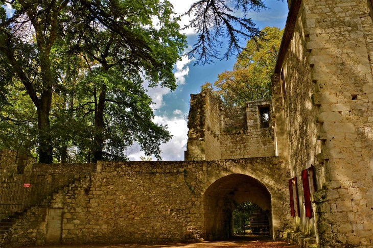 Dans la cour du château - Eymet