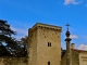 Le château du XIIIe siècle et sa croix monumentale