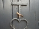 Symbole religieux sur une porte.