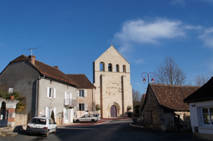 Une rue menant à l'église Saint Astier. - Fossemagne