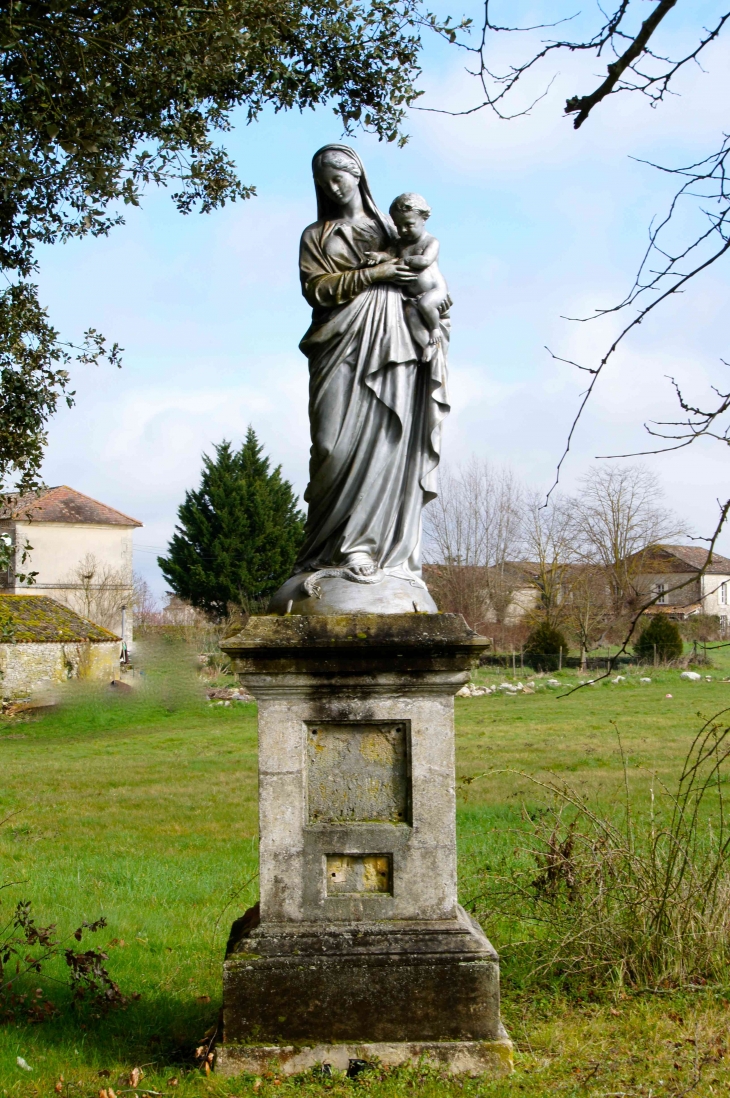 Statue de la Vierge et l'Enfant à la croisée du chemin. - Gageac-et-Rouillac