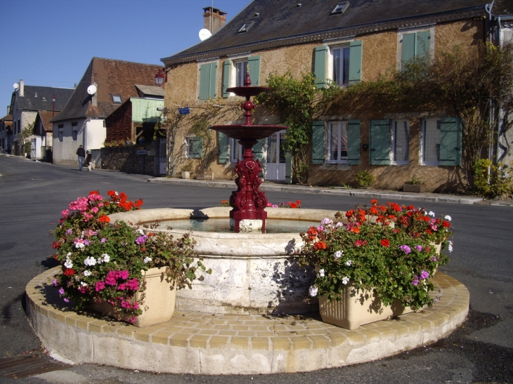 La fontaine au centre du village - Génis