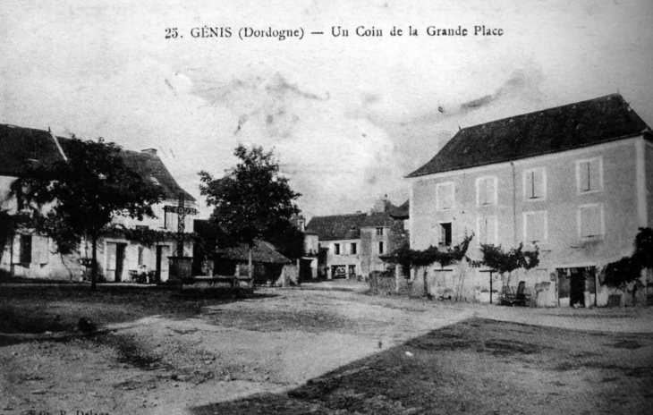 Un coin de la Grande Place, vers 1910 (carte postale ancienne). - Génis