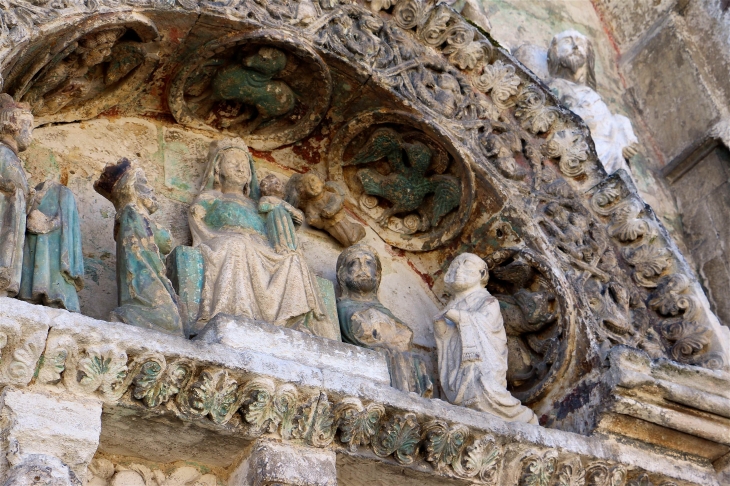 Détail des sculptures du portail nord de l'église saint Paul et saint Pierre - Grand-Brassac