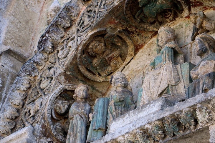 Détail des sculptures du portail nord de l'église saint Paul et saint Pierre - Grand-Brassac