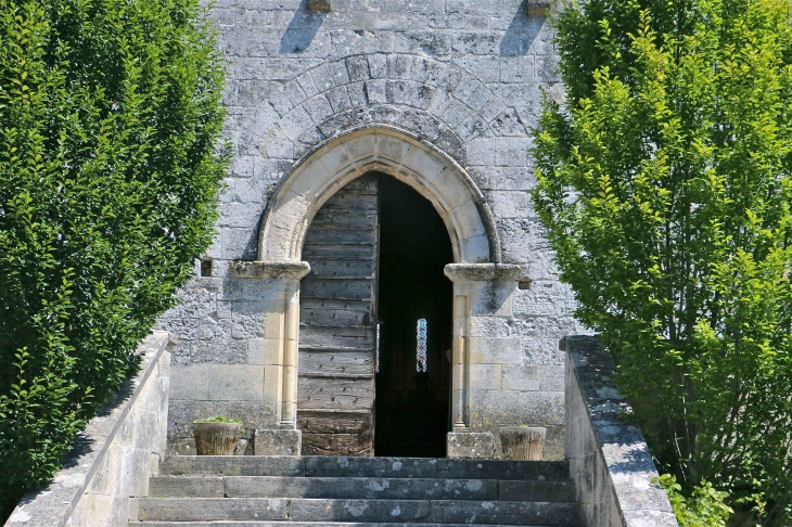 Portail de la façade occidentale de l'église Saint Pierre et Saint Paul. - Grand-Brassac