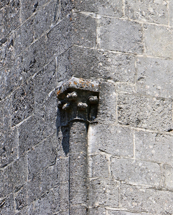 Chapiteau sculpté au l' angle du clocher fortifié, façade occidentale Eglise Saint Pierre et Saint Paul - Grand-Brassac