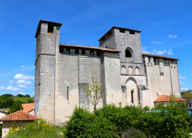 Eglise romane, fortifiée, Saint Pierre et Saint Paul. Construite au XIIe siècle - Grand-Brassac