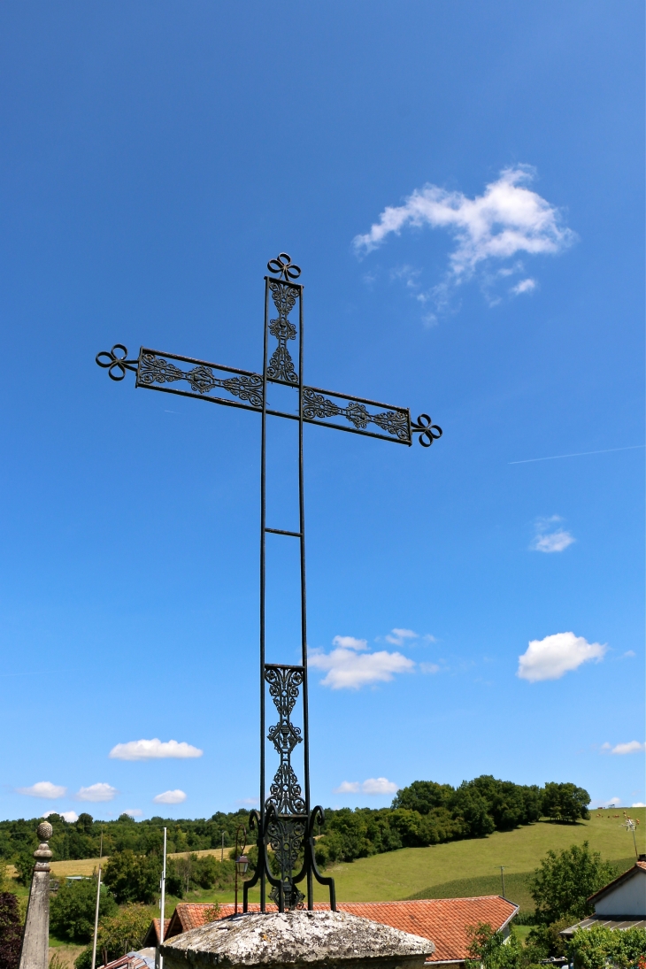 Croix en fer forgé, près de la Mairie - Grand-Brassac