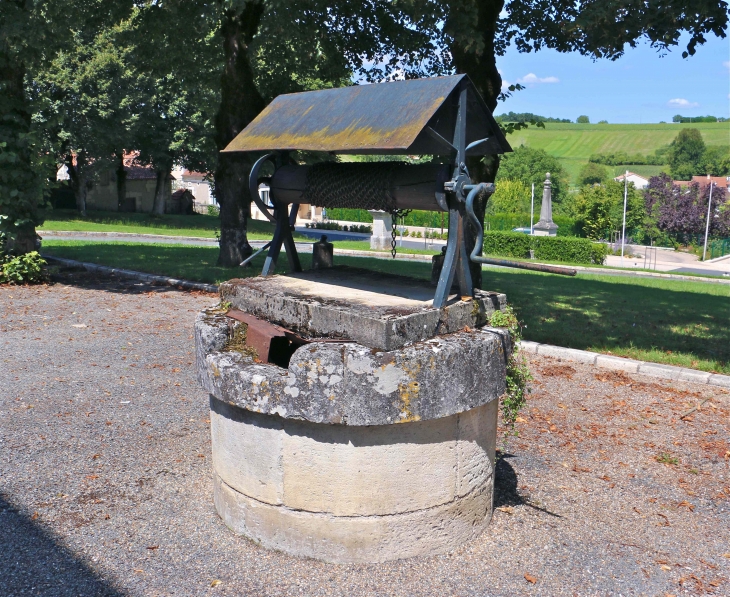 Le puits sur la place de la Mairie - Grand-Brassac