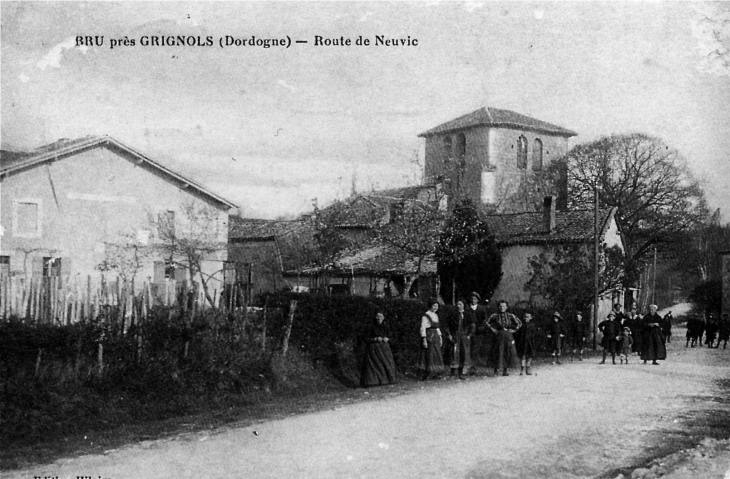 Bru près Grignols, route de Neuvic, vers 1935 (carte postale ancienne).