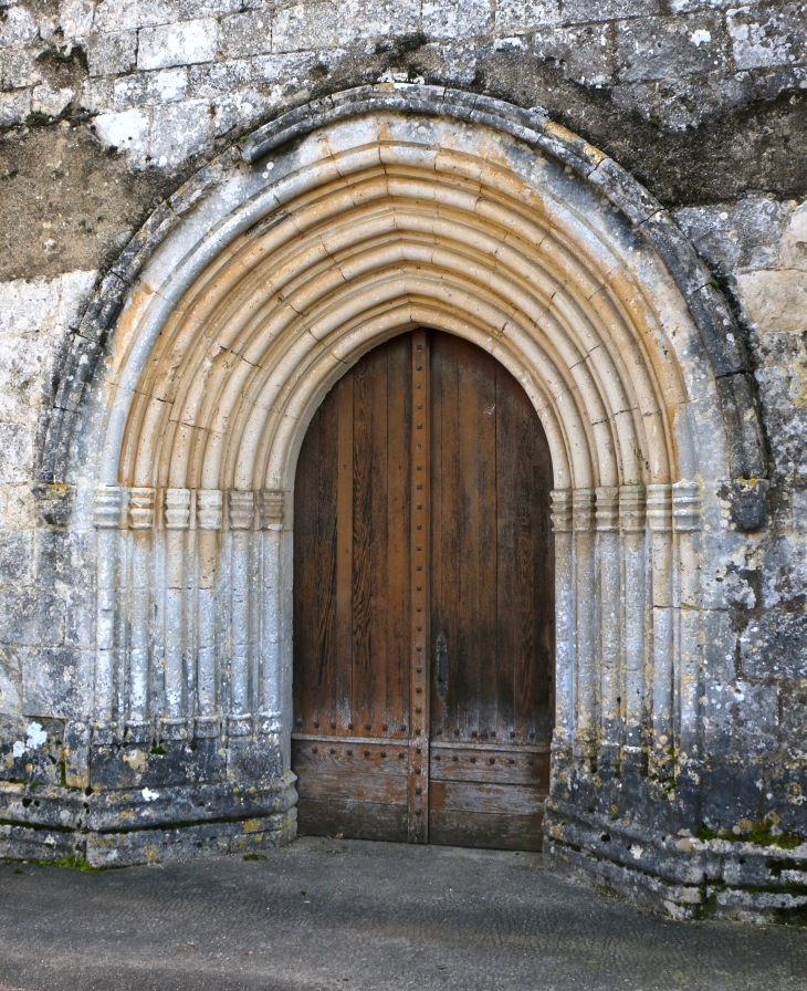 Eglise Saint etienne : le portail sous le clocher. - Javerlhac-et-la-Chapelle-Saint-Robert
