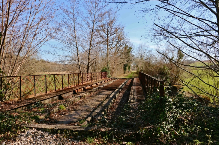 L'ancienne ligne de chemin de fer qui reliait Javerlhac à Nontron. - Javerlhac-et-la-Chapelle-Saint-Robert