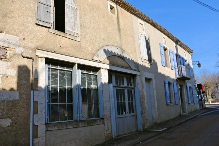 Une rue du village. - Javerlhac-et-la-Chapelle-Saint-Robert