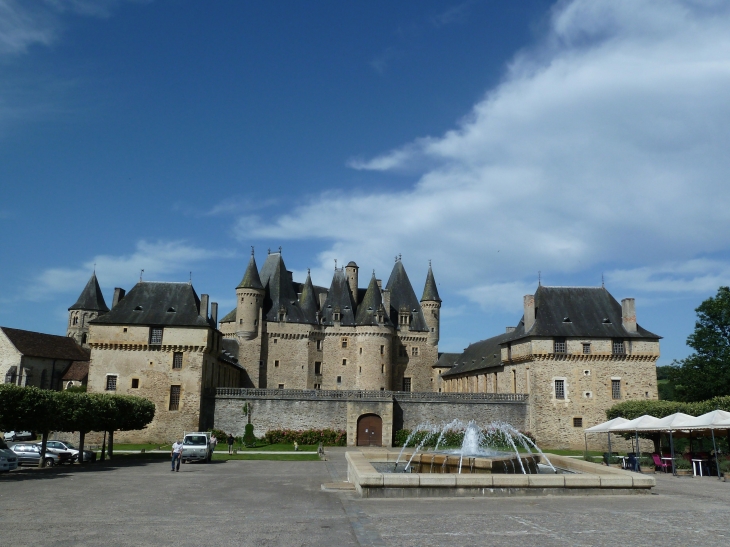 Le Château a été bâti aux XV°, XVI° et XVII° sur l'emplacement d'un acien château fort connu dès le XII°. - Jumilhac-le-Grand