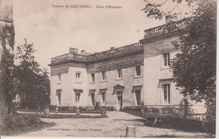 Cour-d-honneur-du-chateau-de-rastignac - La Bachellerie