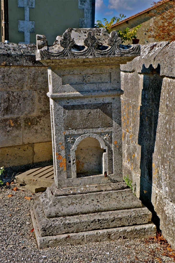 Dans le cimetière - La Chapelle-Montabourlet