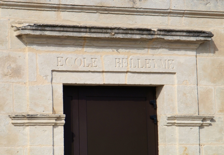 Linteau de l'ancienne école du village de Saint-Michel-l'écluse-et-Léparon. - La Roche-Chalais