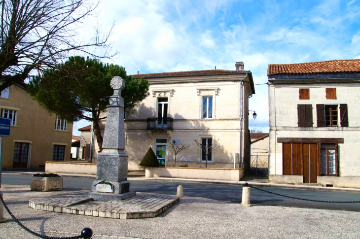 Le Monument aux Morts et la Mairie du village  de Satin-Michel-l'Ecluse-et-Léparon. - La Roche-Chalais