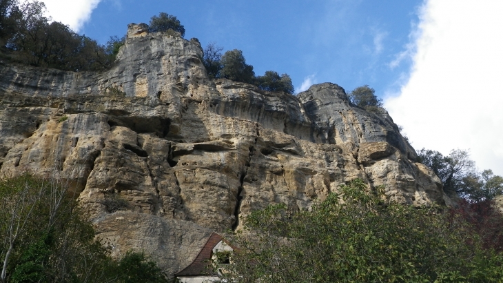 La falaise à l'extrémité du village. - La Roque-Gageac