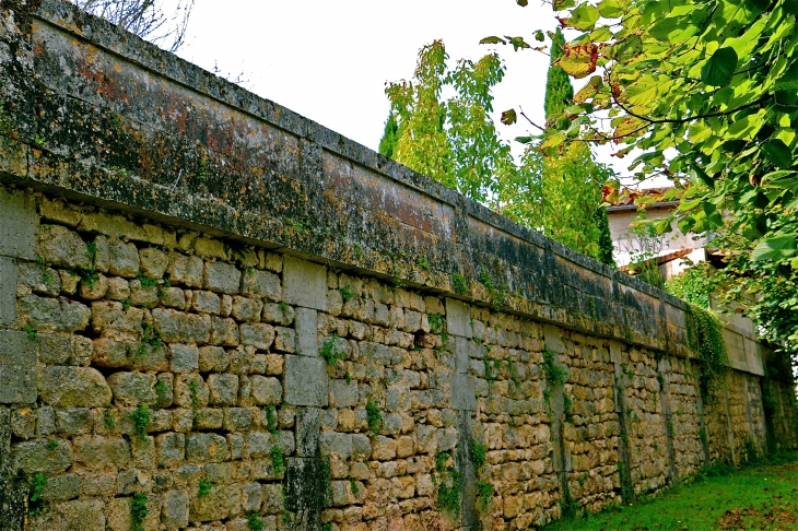 Mur du village - La Tour-Blanche