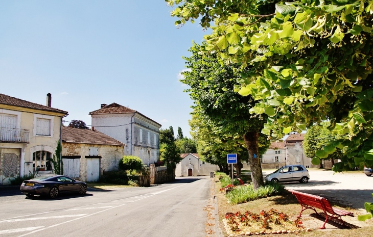 Le Village - La Tour-Blanche