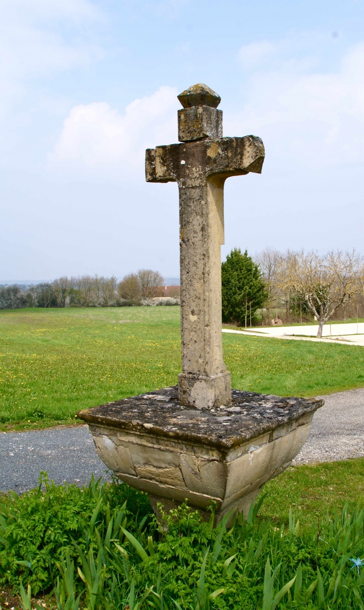 Croix près de l'église Saint-Etienne. - Labouquerie