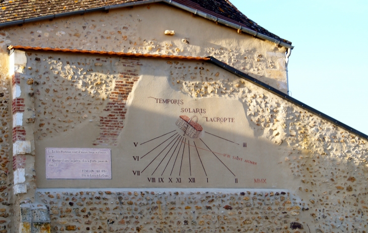 Cadran solaire dans le centre du village. - Lacropte
