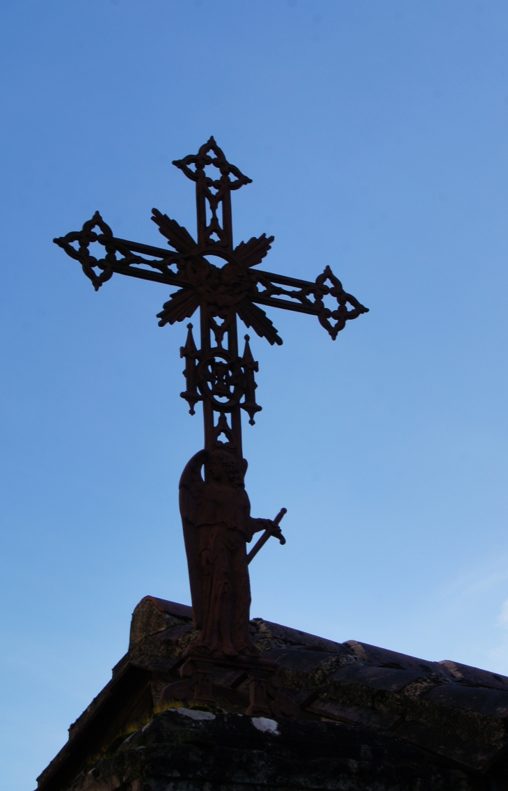 Jolie croix près de l'église. - Lacropte