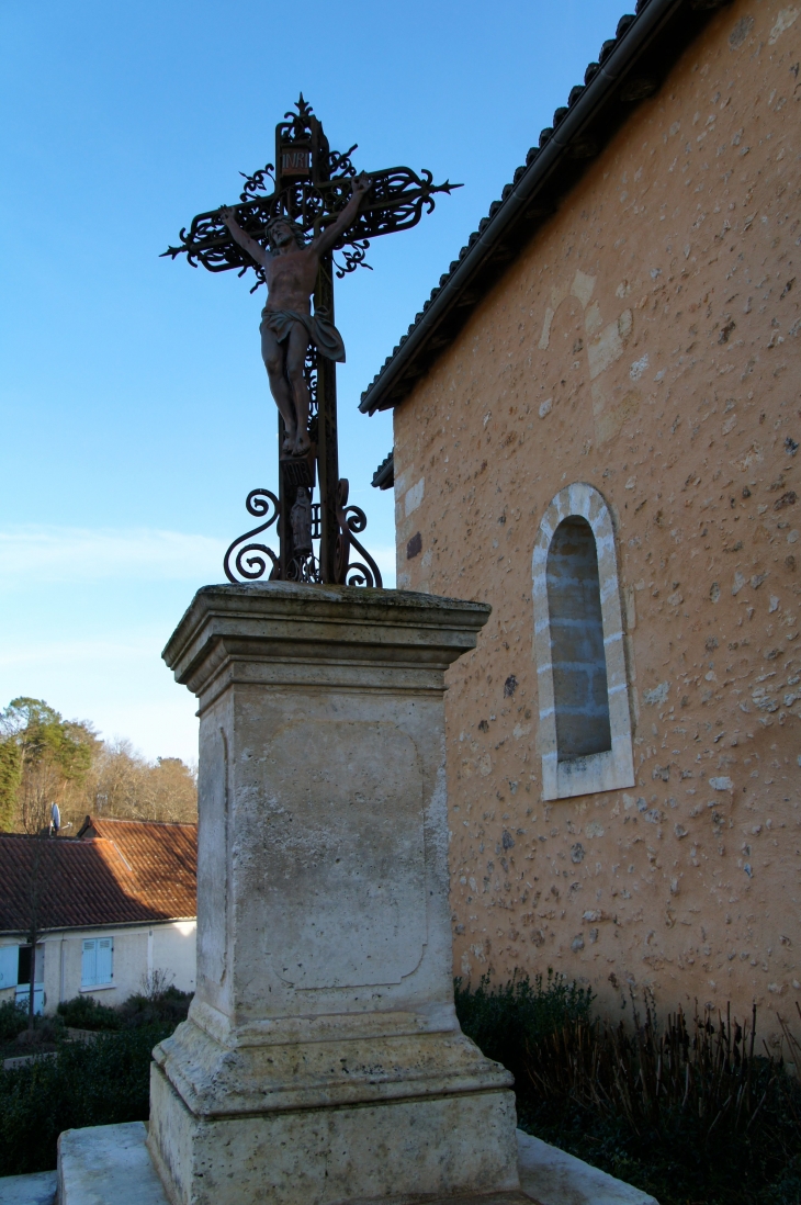Croix du Christ près de l'église. - Lacropte