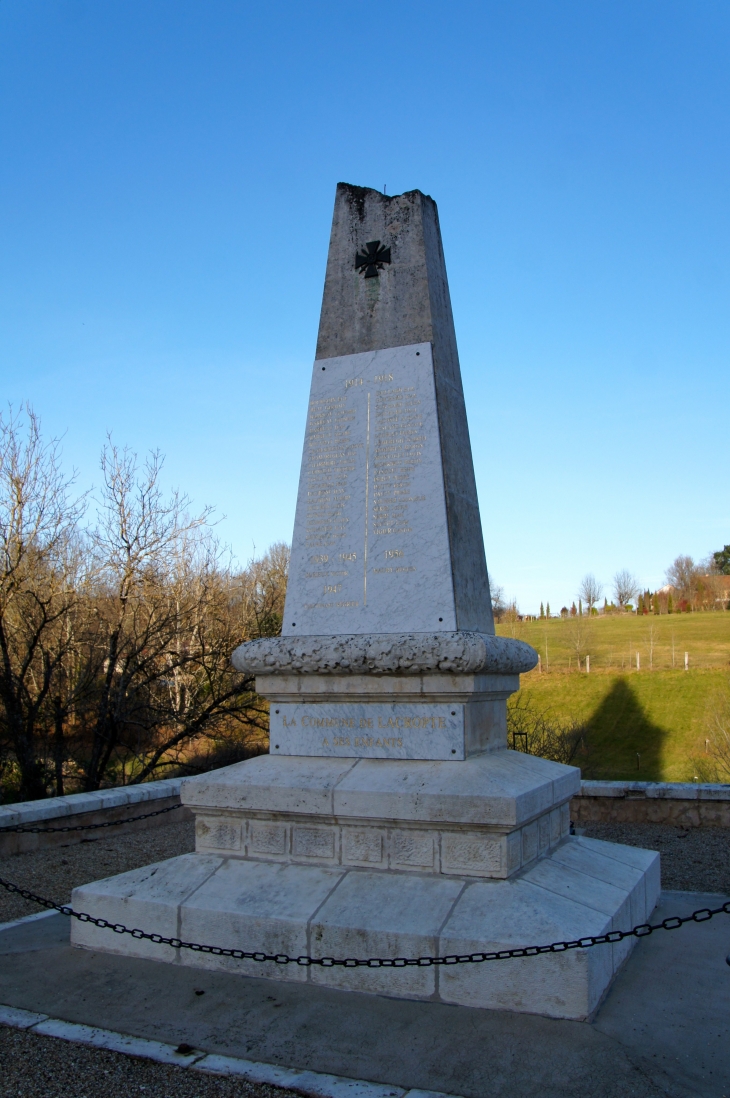 Le Monument aux Morts - Lacropte