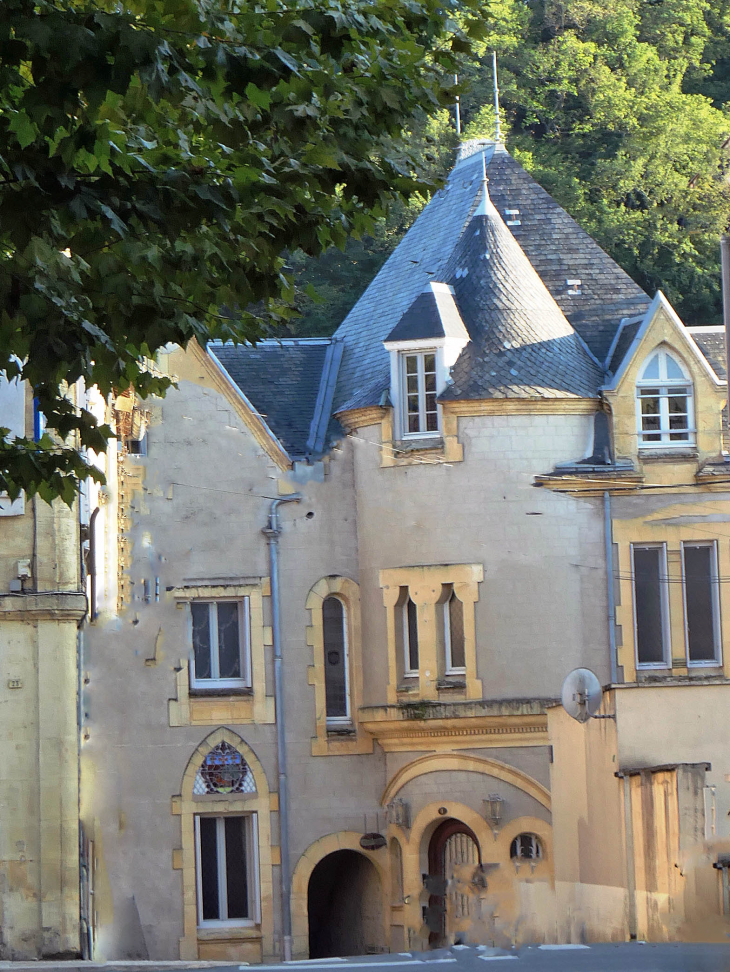 Le château dans la ville - Lalinde