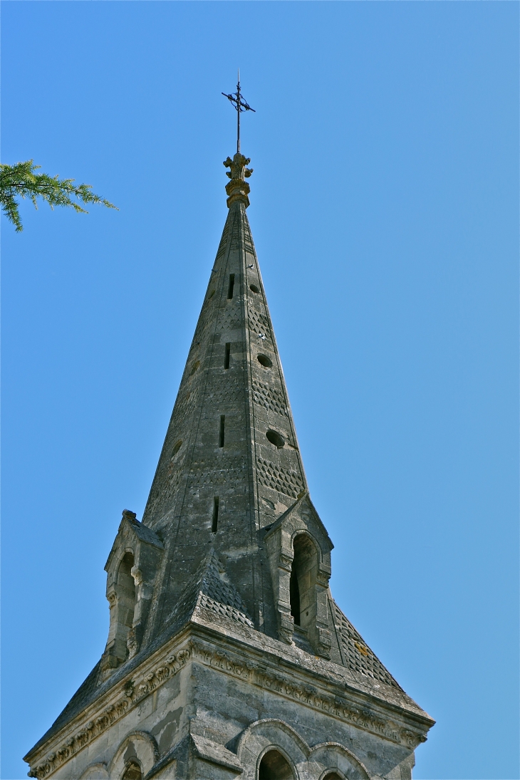 Le clocher en pierre de l'église - Lamothe-Montravel