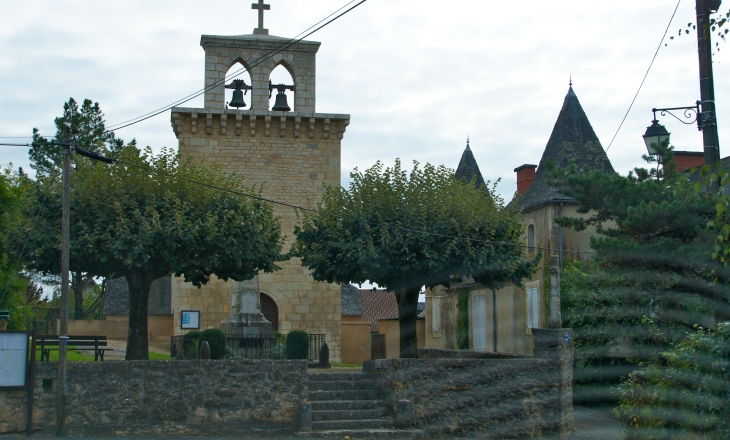 L'église et le château de Saint Lazare, en 2013. - Le Lardin-Saint-Lazare