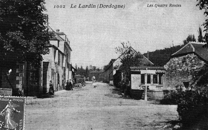 Les quatre routes, vers 1910 (carte postale ancienne). - Le Lardin-Saint-Lazare
