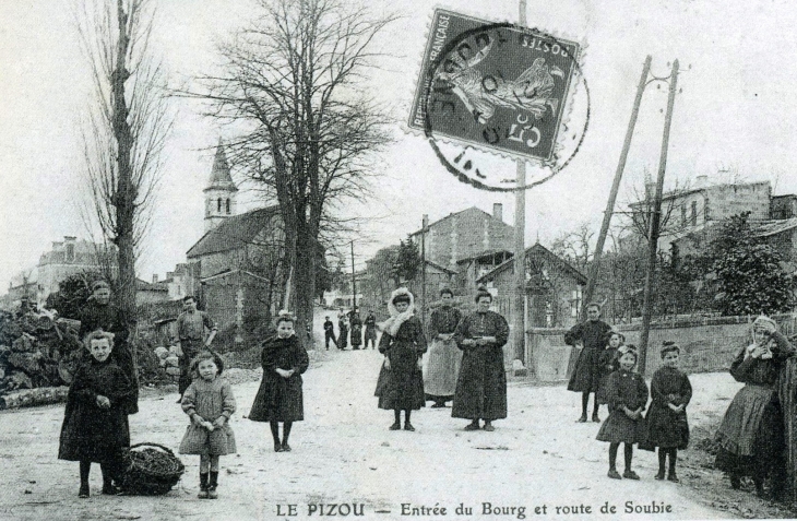 Début XXe siècle - Entrée du bourg et route de Soubie (carte postale anccienne) - Le Pizou