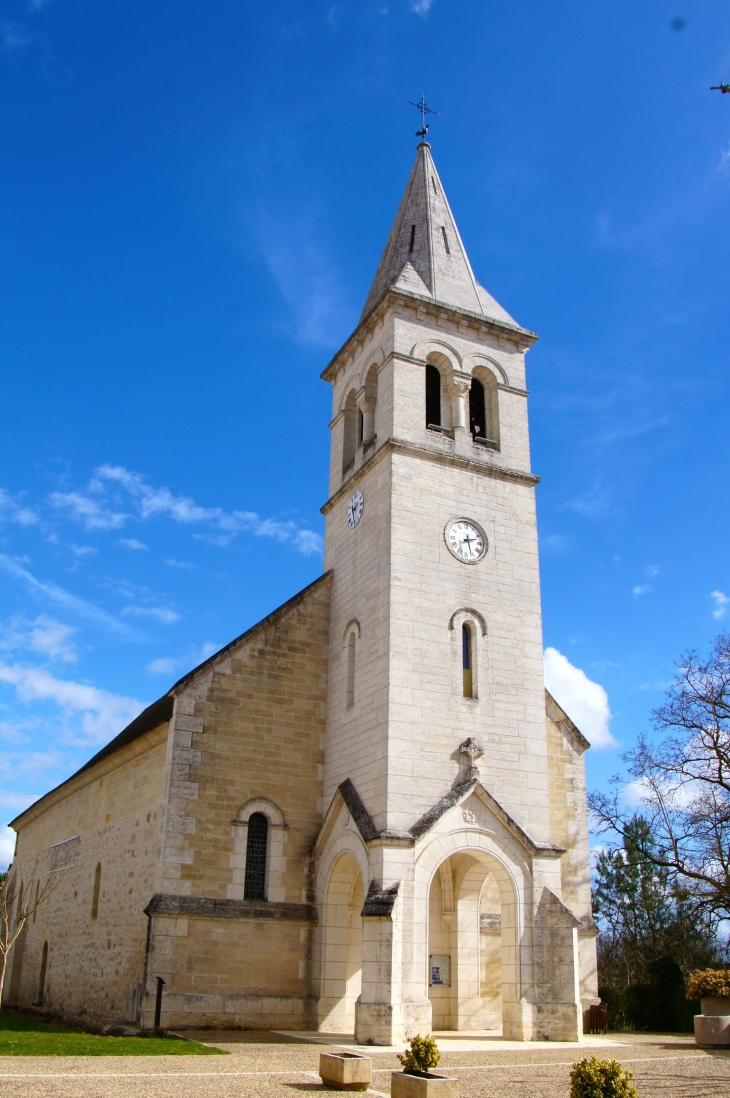 Eglise Notre-Dame de l'Assomption origine romane mais en grande partie du XVIIe siècle. - Le Pizou