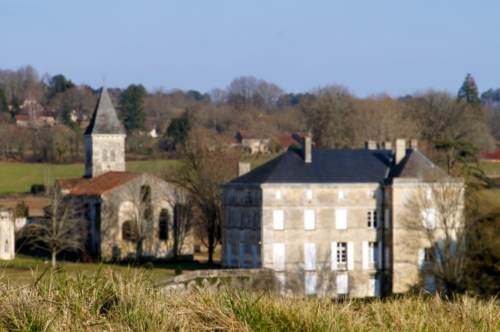 Le château et l'église abbatiale sur le site de l'ancienne abbaye de Ligueux.
