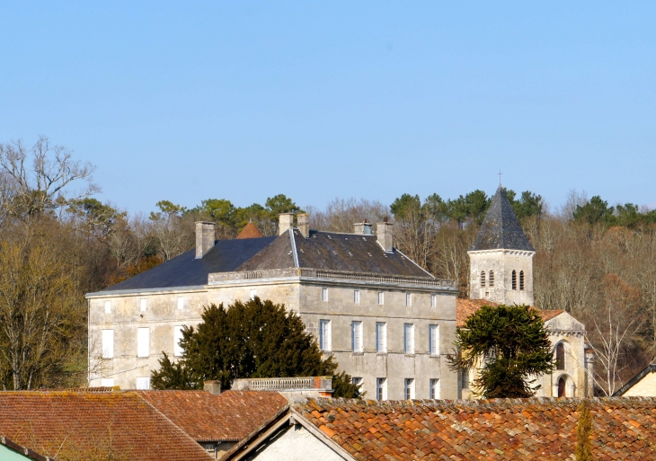 Le-chateau de Ligueux du XVIIe siècle-et-l-eglise-abbatiale