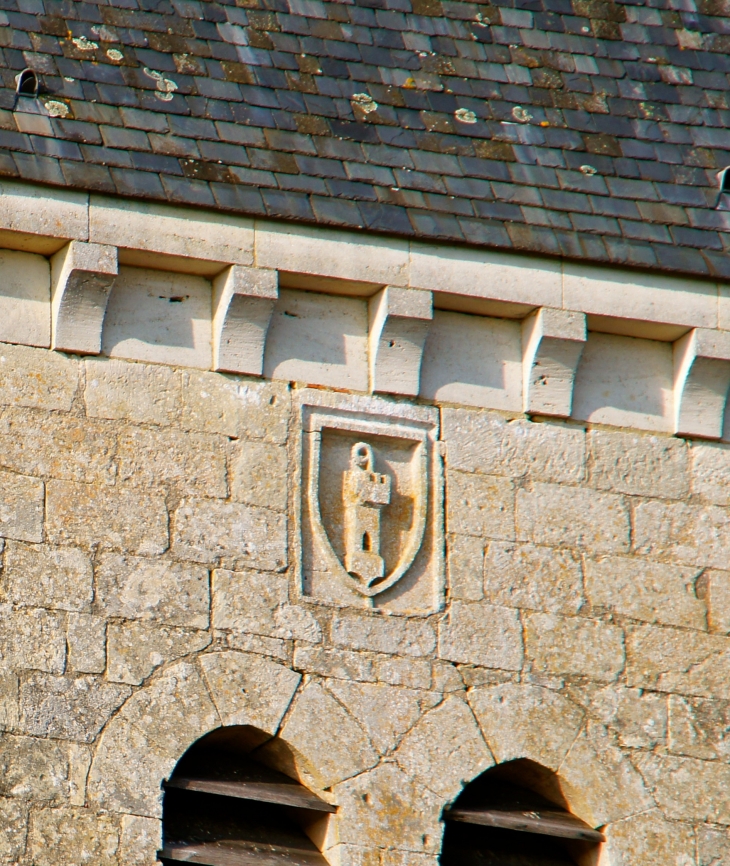 Blason-sculté-sur-le-clocher-de-l-eglise-abbatiale - Ligueux
