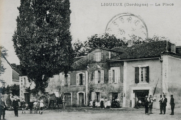 La Place de Ligueux en 1900 (carte postale ancienne)