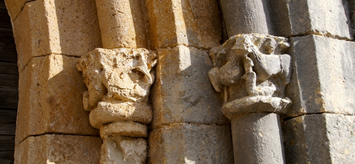 Chapiteaux à droite du portail de l'église Saint Hilaire. - Limeyrat