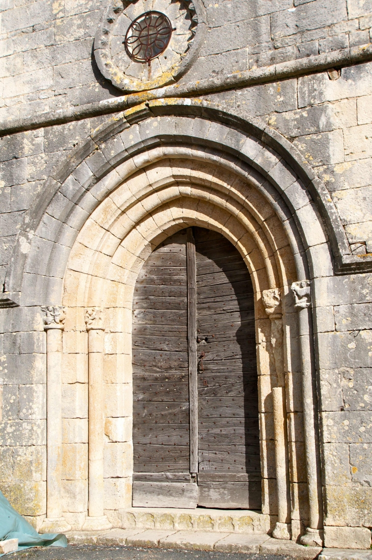 Le Portail de l'église Saint Hilaire. - Limeyrat