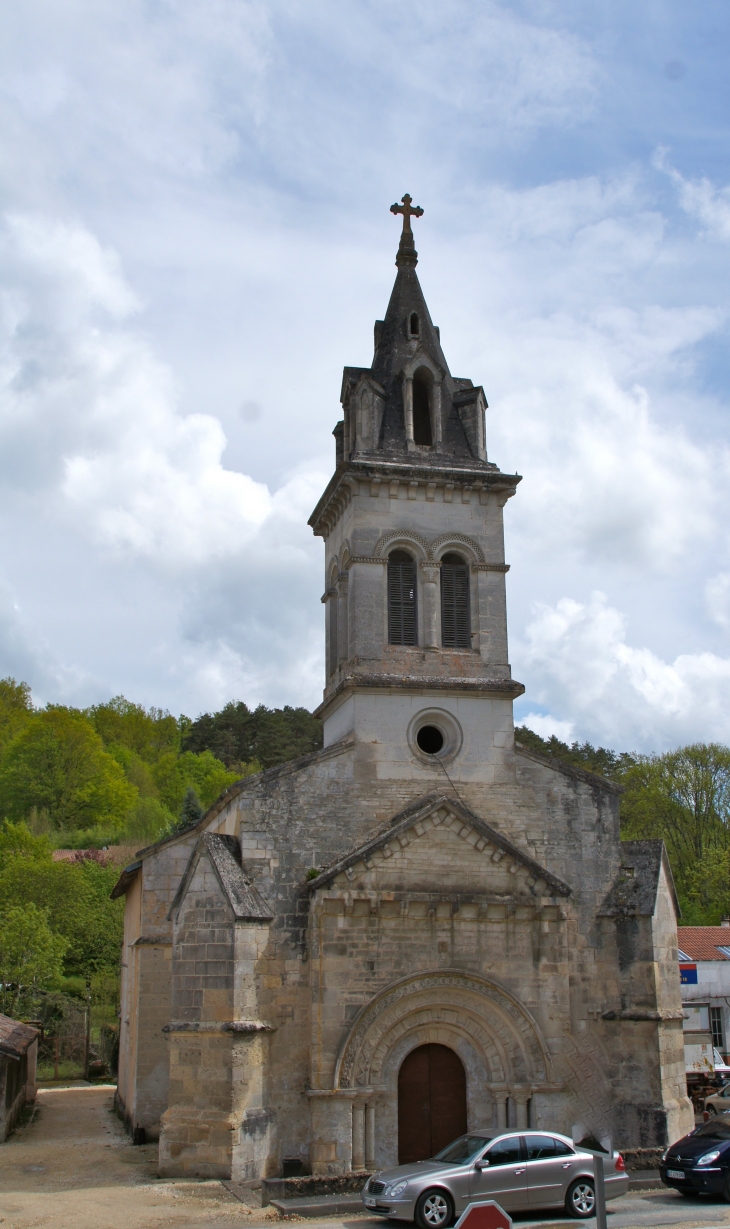 La façade occidentale de l'église. - Manzac-sur-Vern