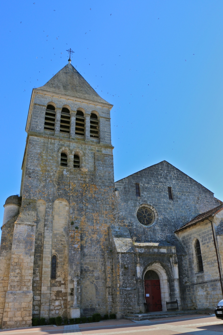 Façade Sud de l'église Saint Laurent : du XIIe siècle, agrandie au XVe et XVIe siècles, de style gothique avec portail de style Renaissance - Mareuil