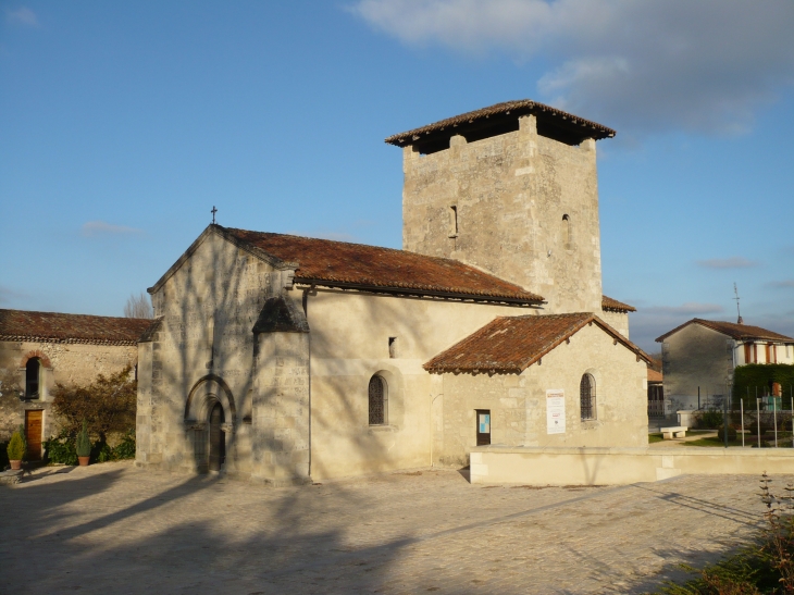 L'église Saint-Saturnin : construite sur des bases mérovingiennes au coeur du vieux bourg, modeste église romande du XII°, à nef unique, retouchée au XV°. - Marsac-sur-l'Isle