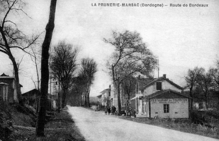 Route de Bordeaux, vers 1930 (carte postale ancienne). - Marsac-sur-l'Isle