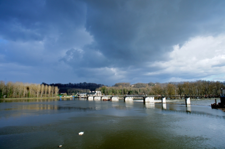 Le barrage sur la Dordogne. - Mauzac-et-Grand-Castang